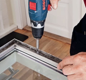 Glasningslisterna skruvas fast Glasningslisterna skruvas fast